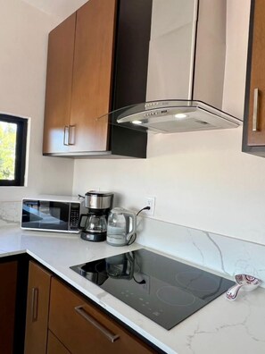 Las Hadas: City Condo with Pool (2006)