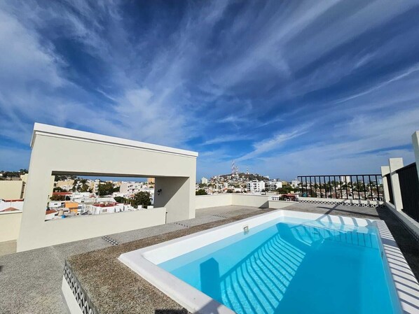 Las Hadas: City Condo with Pool (1495)