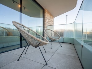 Eigentum, Gebäude, Schatten, Interior Design, Holz, Himmel, Haus, Fussboden, Stuhl, Flooring