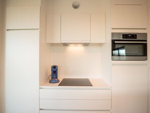 Cabinetry, Eigentum, Küchengerät, Countertop, Haushaltsgerät, Küche, Interior Design, Holz, Regale, Herd