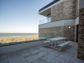 Gebäude, Wasser, Himmel, Schatten, Gartenmöbel, Wand, Urban Design, Grundeigentum, Rechteck, Dach