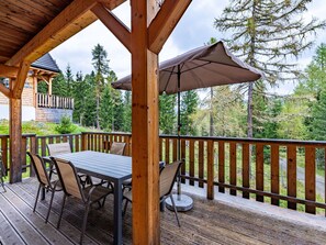 Himmel, Möbel, Tabelle, Holz, Baum, Schatten, Stuhl, Pflanze, Interior Design, Veranda