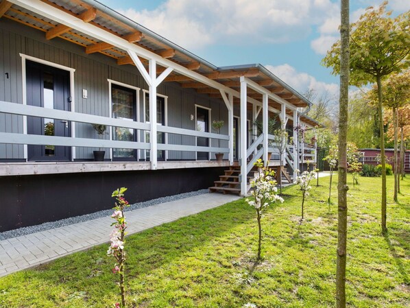 Plante, Propriété, Bâtiment, Nuage, Ciel, Fenêtre, Lot Terre, Ombre, Design Urbain, Arbre