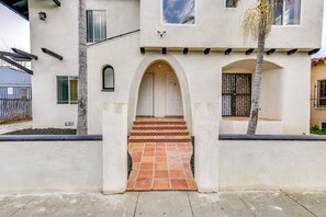 Building Exterior | 1st-Floor Apartment Unit | 9 Mi to Dodger Stadium