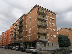 Himmel, Gebäude, Wolke, Auto, Fenster, Rad, Fahrzeug, Pflanze