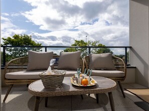 Wolke, Tabelle, Möbel, Himmel, Blumentopf, Geschirr, Stuhl, Tisch Im Freien, Gebäude, Gartenmöbel