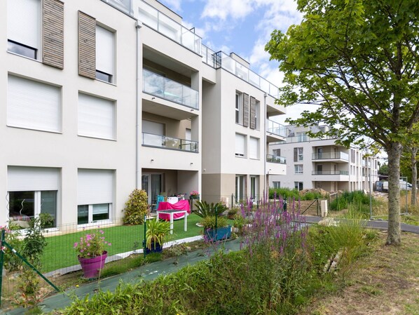 Pflanze, Gebäude, Eigentum, Fenster, Himmel, Baum, Urban Design, Grundstueck, Wolke
