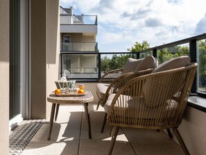 Möbel, Eigentum, Himmel, Wolke, Pflanze, Tabelle, Gebäude, Blumentopf, Gartenmöbel, Tisch Im Freien