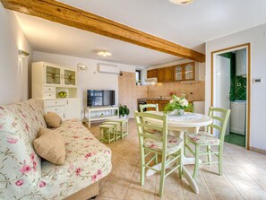 Möbel, Tabelle, Pflanze, Blumentopf, Zimmerpflanze, Couch, Gelb, Interior Design, Flooring, Wohnzimmer