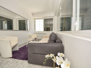 Couch, Möbel, Blume, Komfort, Fenster, Rechteck, Interior Design, Flooring, Pflanze, Wohnzimmer