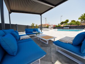 Himmel, Möbel, Couch, Blau, Azurblau, Schatten, Komfort, Gartenmöbel, Interior Design, Tabelle