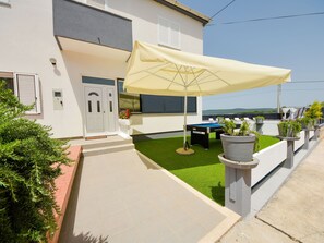 Daytime, Eigentum, Pflanze, Gebäude, Himmel, Schatten, Urban Design, Gartenmöbel, Wohngebiet, Öffentlicher Raum