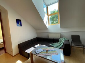 Meubles, Fenêtre, Canapé, Bleu Azur, Bâtiment, Confort, Table, Design Intérieur, Maison, Architecture
