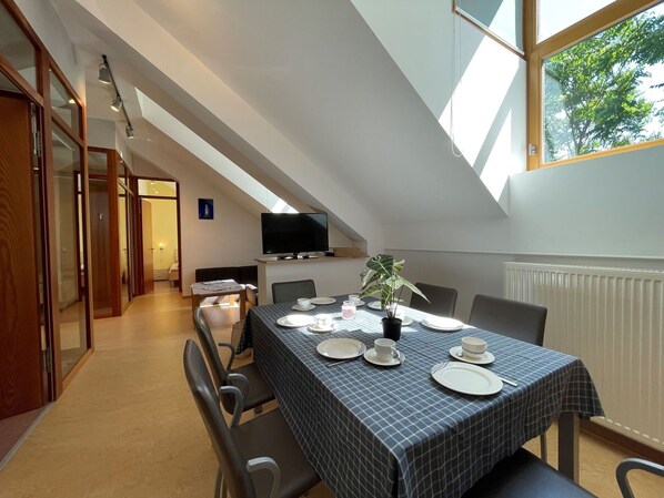 Table, Meubles, Bâtiment, Plante, Éclairage, Bois, Chaise, Vaisselle, Fenêtre