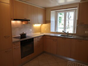 Brown, Cabinetry, Kitchen Sink, Countertop, Sink, Property, Tap, Window, Building, Kitchen