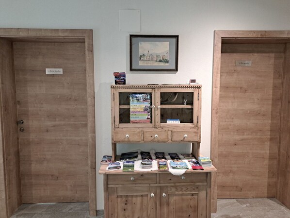 Cadre, Propriété, Meubles, Cabinetry, Bois, Sol, Sol, Mur, Tache De Bois, Rayonnage