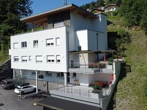 Gebäude, Auto, Pflanze, Rad, Fahrzeug, Himmel, Baum, Fenster, Urban Design