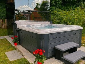 Plant, Flower, Cloud, Outdoor Bench, Sky, Outdoor Furniture, Rectangle, Gas, Groundcover, Composite Material