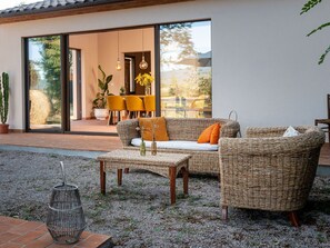 Pflanze, Möbel, Eigentum, Tabelle, Fenster, Gebäude, Holz, Interior Design, Schatten, Stuhl