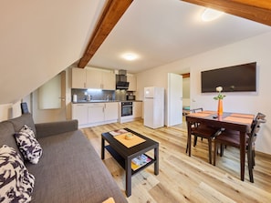 Möbel, Tabelle, Eigentum, Gebäude, Holz, Interior Design, Couch, Komfort, Flooring, Wohnzimmer