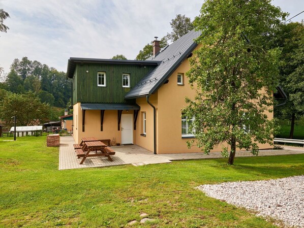 Pflanze, Himmel, Eigentum, Gebäude, Fenster, Baum, Grundstueck, Haus, Tabelle, Gras