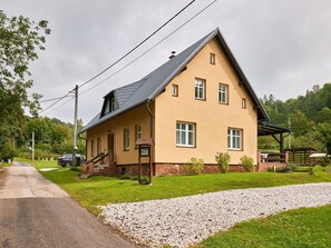 Pflanze, Himmel, Gebäude, Eigentum, Fenster, Wolke, Baum, Haus, Grundstueck, Gras
