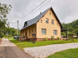 Pflanze, Himmel, Gebäude, Eigentum, Fenster, Wolke, Baum, Haus, Grundstueck, Gras