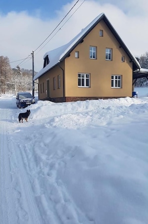 Wolke, Himmel, Schnee, Gebäude, Fenster, Steigung, Haus, Baum, Einfrieren, Hütte