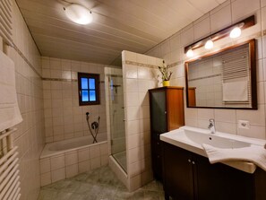 Spiegel, Sinken, Zapfhahn, Armatur, Eigentum, Bad Sink, Gebäude, Badezimmer, Interior Design, Fussboden