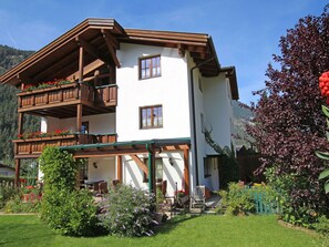 Pflanze, Himmel, Gebäude, Eigentum, Fenster, Baum, Haus, Vegetation, Blume, Nachbarschaft