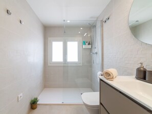 Building, Plumbing Fixture, Tap, Property, Bathroom Cabinet, Mirror, Sink, Window, Bathroom Sink