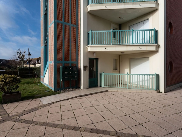 Pflanze, Gebäude, Treppe, Holz, Urban Design, Strassenbelag, Wolke, Verbundwerkstoff, Nachbarschaft, Wohngebiet