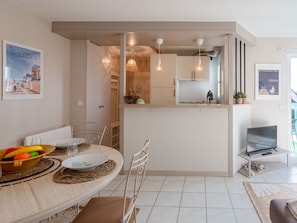 Holz, Interior Design, Fussboden, Tabelle, Flooring, Bilderrahmen, Wohnzimmer, Cabinetry, Grundeigentum, Hartholz