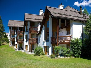 Pflanze, Himmel, Gebäude, Eigentum, Fenster, Baum, Haus, Wolke, Grundstueck, Hütte