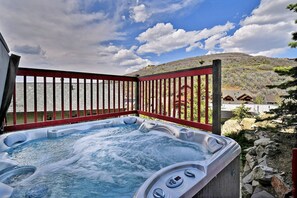 Hot Tub and Mountain Views at Main Street Retreat