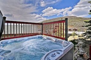Hot Tub and Mountain Views at Main Street Retreat