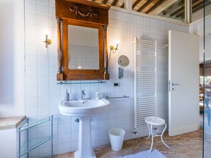 Mirror, Tap, Sink, Plumbing Fixture, Property, Bathroom Sink, Bathroom, Purple, Interior Design, Architecture
