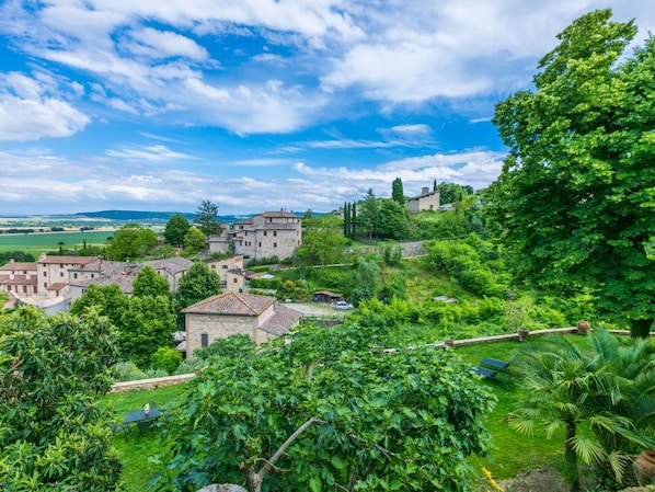 Ciel, Propriété, Meubles, Table, Bleu Azur, Chaise, Bâtiment, Fenêtre, Ombre, Architecture