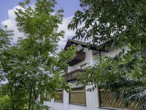 Gebäude, Himmel, Fenster, Vegetation, Wolke, Baum, Zweig, Pflanze, Hütte, Fassade