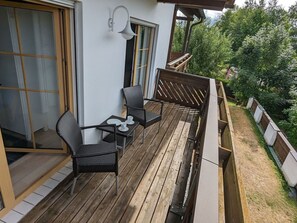 Pflanze, Holz, Gebäude, Baum, Stuhl, Fussboden, Wand, Hartholz, Veranda, Grundeigentum