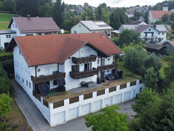 Gebäude, Eigentum, Pflanze, Fenster, Haus, Baum, Urban Design, Grundstueck, Nachbarschaft, Holz