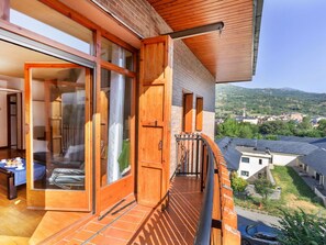 Propriété, Bâtiment, Fenêtre, Ciel, Bois, Architecture, Plante, Zone Résidentielle, Ombre, Façade