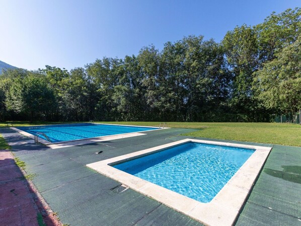 L'Eau, Plante, Ciel, Bleu Azur, Rectangle, Piscine, Ombre, Herbe, Arbre, Loisir