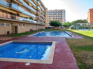 Wasser, Pflanze, Gebäude, Daytime, Eigentum, Himmel, Fenster, Azurblau, Schwimmbad, Urban Design