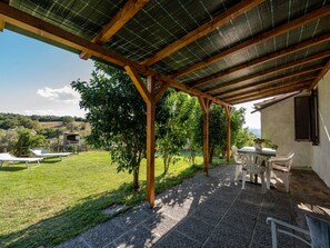 Pflanze, Gebäude, Schatten, Veranda, Holz, Gartenmöbel, Baum, Tabelle, Hütte, Stuhl