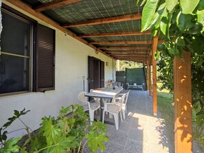 Pflanze, Eigentum, Gebäude, Tabelle, Fenster, Schatten, Holz, Botanik, Interior Design, Gartenmöbel