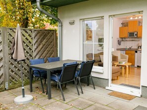 Tabelle, Möbel, Eigentum, Stuhl, Gebäude, Pflanze, Fenster, Holz, Baum, Schatten