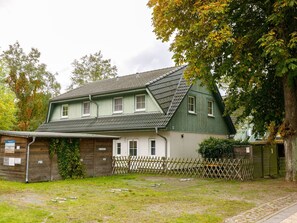 Pflanze, Himmel, Fenster, Gebäude, Wolke, Baum, Grundstueck, Haus, Gras, Nachbarschaft