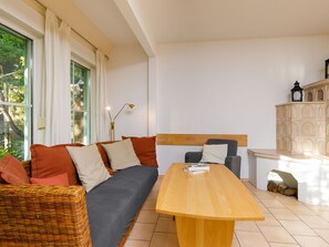 Möbel, Tabelle, Komfort, Holz, Fenster, Beleuchtung, Pflanze, Stuhl, Interior Design, Wohnzimmer