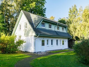 Pflanze, Gebäude, Himmel, Fenster, Haus, Baum, Natürliche Landschaft, Grundstueck, Hütte, Gras